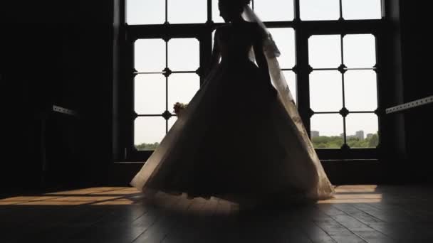 Menyasszony Egy Esküvői Ruha Forog Nagy Ablakon Fény Belép Szobába — Stock videók