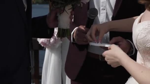 Novia Pone Anillo Bodas Novio Una Ceremonia Boda Sobre Fondo — Vídeo de stock