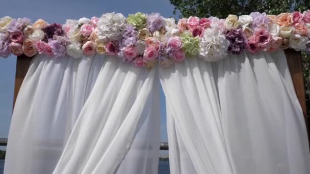 Esküvői Arch Fehér Szövet Egy Fából Készült Bázis Bankok Dnyeper — Stock videók