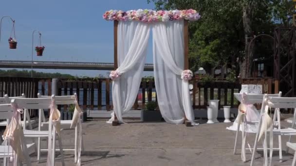 Arco Boda Tela Blanca Una Base Madera Orillas Del Río — Vídeos de Stock