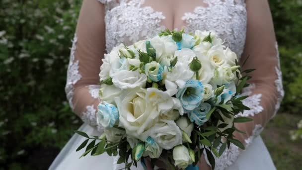 Noiva Vestido Branco Segura Suas Mãos Flores Tiro Com Estabilizador — Vídeo de Stock