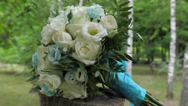 Букет Квітів Пов Язаних Блакитною Стрічкою Лежить Конопельці Тлі Березового — стокове відео