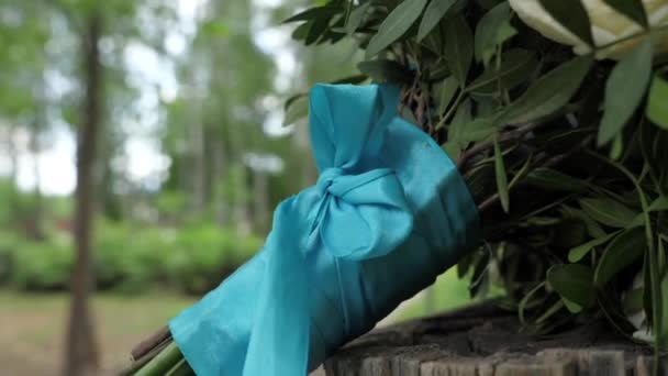 Букет Цветов Завязанный Голубой Лентой Лежит Конопле Стрельба Трёхосным Моторизованным — стоковое видео