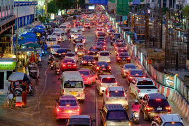 Bangkok, Tayland - 13 Aralık 2017: Bangkok Central Lat Phrao alışveriş merkezindeki trafik, skytrain hattının inşa edildiği alışveriş merkezinde, dört toplu taşıma hattı daha inşa etmek üzere olduğu için daha da kötüleşecek..