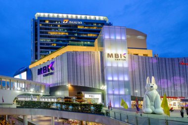 Bangkok, Tayland - 17 Ağustos 2018 MBK Alışveriş Merkezi 'nin yenilenmesi. MBK büyük bir alışveriş merkezi, restoranlar, bilişim ürünü, cep telefonu ve servis. Bangkok, Tayland