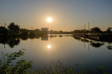 Bueng Sikhio Halk Parkı, toplumda insanların egzersiz için. Atmosfer ferahlatıcı ve rahatlatıcı. Ağaçlar ve bataklıklar üzerinde doğal gün batımı, akşam Kamu parkı.