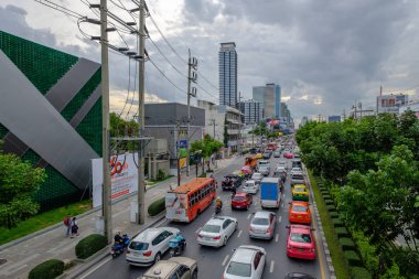 Bangkok, Tayland - 30 Ağustos 2018: Bangkok, Tayland için şehir merkezinde trafik sıkışıklığı. Tayland sermaye yoğun kalabalık sokaklarında bir tahmini 150.000 yeni araçların her yıl katılmak.