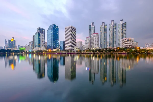 Banguecoque Cidade Centro Cidade Anoitecer Com Reflexo Horizonte Banguecoque Tailândia — Fotografia de Stock