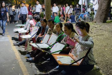 Bangkok, Tayland - 27 Kasım 2018: Tay piyango satıcıları Lumpini Parkı'nda Tay Kızıl Haç adil 2018 kaldırımda oturup, orada-ecek var olmak alışveriş, Tay street gıdalar büyük vurgulamak, ayrıca performansları, komik Oyunlar ve aktiviteler vardır.