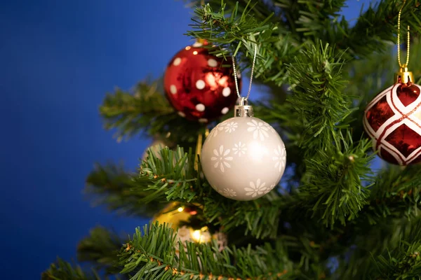 Chiudi Palle Natale Ornamenti Appesi Sull Albero Natale Sfondo Blu — Foto Stock