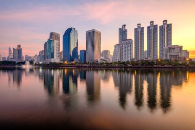 Gün doğumu saati ile bir park, Bangk İş bölgesi şehir manzarası