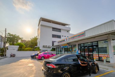 Gece sahnesi, 7-Eleven dünyanın en büyük operatörü