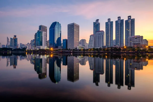 Cidade do distrito de negócios de um parque com horário de nascer do sol, Bang — Fotografia de Stock