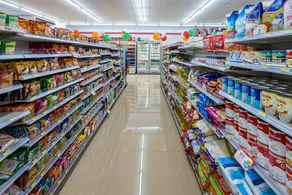 Bangkok şehrinde yeni yedi on bir dükkanda raf