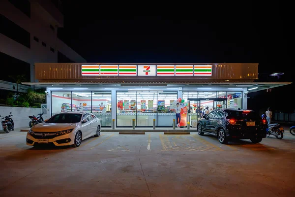Night scene, 7-Eleven is world's largest operator — Stock Photo, Image