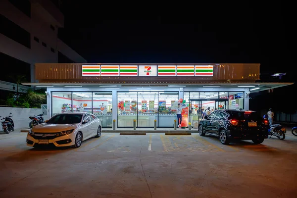 Gece sahnesi, 7-Eleven dünyanın en büyük operatörü