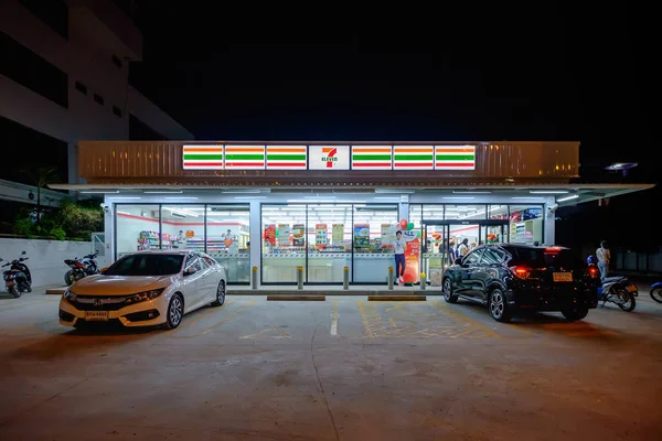 Scena nocna, 7-Eleven jest największym na świecie operatorem — Zdjęcie stockowe