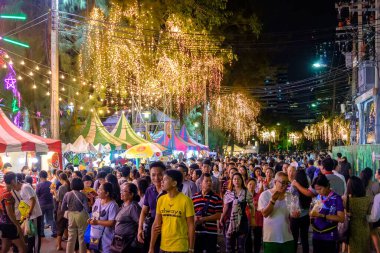 Bangkok, Tayland - 27 Kasım 2018: Tayland Kızılhaç Fuarı 2018 'de Lumpini Park' ta güzel bir ışıklandırma olacak, alışveriş olacak, Tayland sokak yiyecekleri başlıca ilgi odağı olacak, performanslar, eğlenceli oyunlar ve aktiviteler.