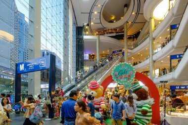 Bangkok, Tayland - 24 Aralık 2018: Hediye Festivali 2019, Terminal 21 Asok 'ta Noel & Yeni Yıl Etkinliği.
