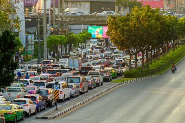 Bangkok, Tayland - 7 Ocak 2020: Bangkok 'ta trafik sıkışıklığı, Tayland' ın en büyük şehri.