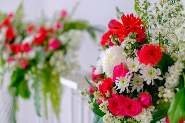 Zblízka Krásné Červené Bílé Smuteční Události Květiny — Stock fotografie
