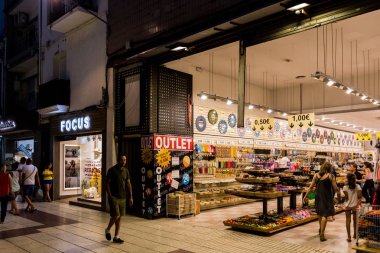 İspanya, Katalonya, Calella, Temmuz 2018. Sokakları, plajlar ve insanlar