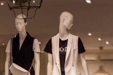 İspanya, Katalonya, Calella, yaz 2019. Akşam şehri, kafeler ve mağazalar