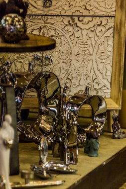 İspanya, Katalonya, Calella, yaz 2019. Akşam şehri, kafeler ve mağazalar