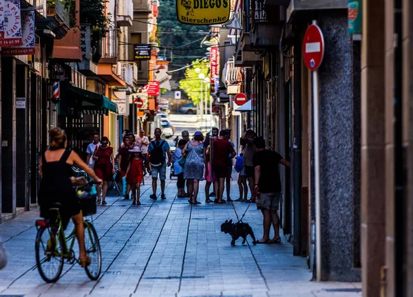 Испания Каталония Калелья Лето 2019 Года Вечерний Город Кафе Магазины — стоковое фото