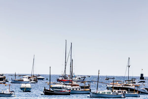 スペイン カタルーニャ リガット港 カダケス夏2019 — ストック写真