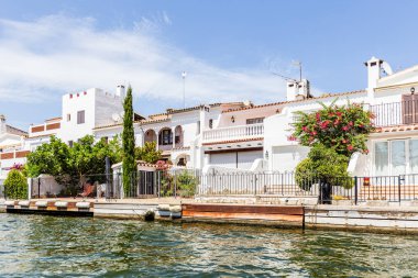 İspanya, Costa Brava, Empuriabrava, 2019 yazı. İspanyol Venedik.