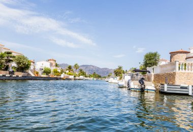 İspanya, Costa Brava, Empuriabrava, 2019 yazı. İspanyol Venedik.