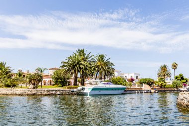 İspanya, Costa Brava, Empuriabrava, 2019 yazı. İspanyol Venedik.