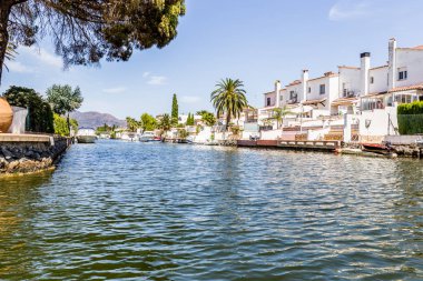 İspanya, Costa Brava, Empuriabrava, 2019 yazı. İspanyol Venedik.