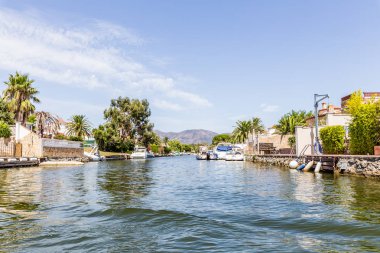 İspanya, Costa Brava, Empuriabrava, 2019 yazı. İspanyol Venedik.