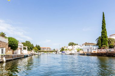 İspanya, Costa Brava, Empuriabrava, 2019 yazı. İspanyol Venedik.