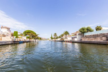 İspanya, Costa Brava, Empuriabrava, 2019 yazı. İspanyol Venedik.