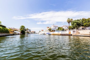 İspanya, Costa Brava, Empuriabrava, 2019 yazı. İspanyol Venedik.