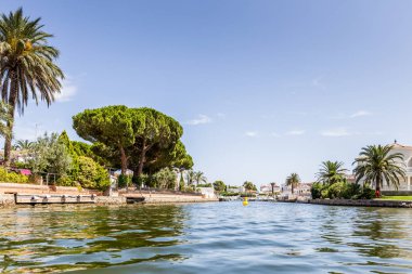 İspanya, Costa Brava, Empuriabrava, 2019 yazı. İspanyol Venedik.