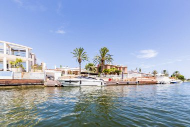 İspanya, Costa Brava, Empuriabrava, 2019 yazı. İspanyol Venedik.