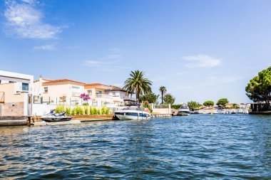 İspanya, Costa Brava, Empuriabrava, 2019 yazı. İspanyol Venedik.