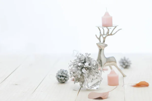 Gümüş ve pembe modern Noel masa dekoru