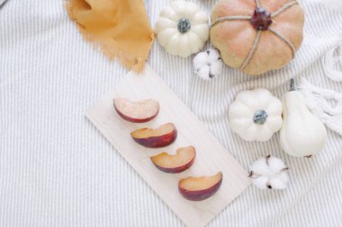 Portakal ve ekose kabak düz taze kesilmiş erik ile yatıyordu