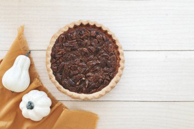 Bütün cevizli pasta, üst görünüm.