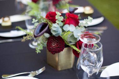 Düğün masası trendy siyah ve altın dekor