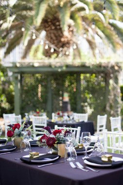 Düğün masası trendy siyah ve altın dekor