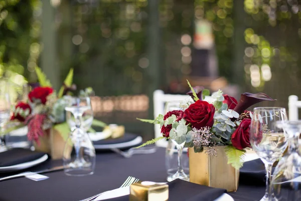 Mesa de boda de moda decoración en negro y oro —  Fotos de Stock