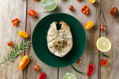 Sebze ile yeşil bir tabakta balık biftek