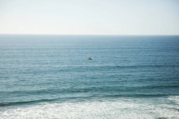 샌디 절벽 과 해변 이 있는 바 다 만 — 스톡 사진
