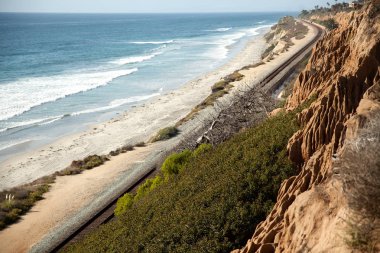 Okyanus koyunda kumlu kayalıklar ve kumsallar